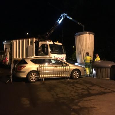 sam 23 fev 6h32 : une auto mal garée gêne la manoeuvre des camions collecteurs