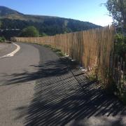 réfection  palissade protégeant les piétons sur le haut de la route du Rocher du cerf